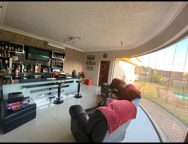 5 BEDROOM HOUSE FOR SALE IN OSLO BEACH